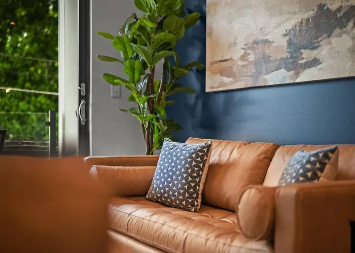 Immaculate Penthouse Double King On Butler St With Rooftop Deck And Free Off Street Parking