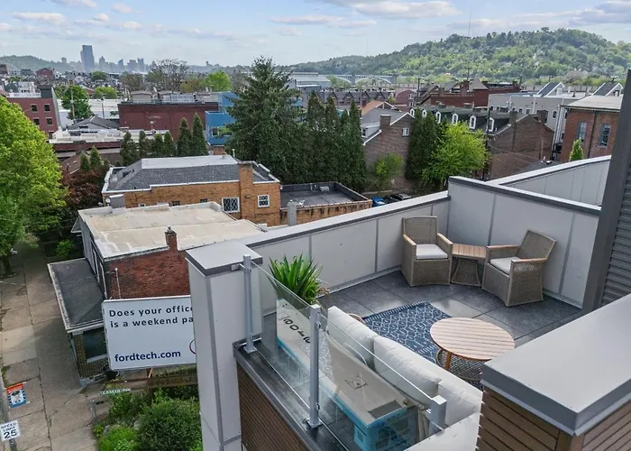 Immaculate Penthouse Double King On Butler St With Rooftop Deck And Free Off Street Parking