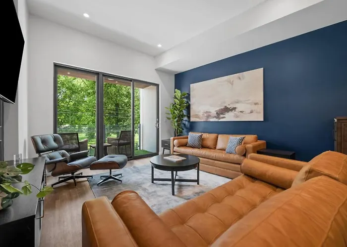 Immaculate Penthouse Double King On Butler St With Rooftop Deck And Free Off Street Parking *