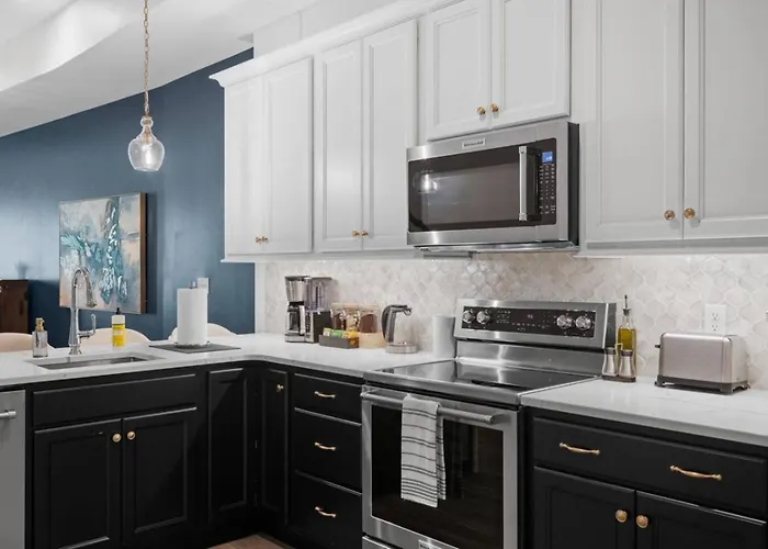 Immaculate Penthouse Double King On Butler St With Rooftop Deck And Free Off Street Parking