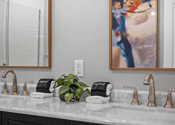 Immaculate Penthouse Double King On Butler St With Rooftop Deck And Free Off Street Parking