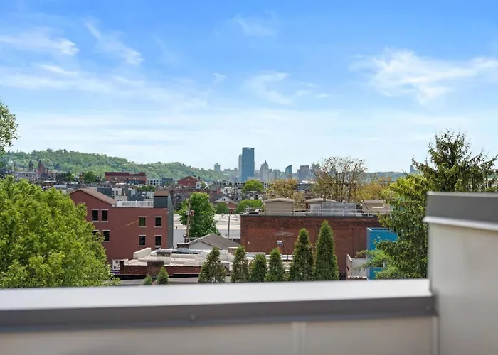 Immaculate Penthouse Double King On Butler St With Rooftop Deck And Free Off Street Parking *