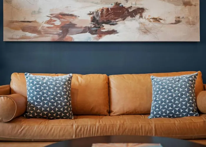 Immaculate Penthouse Double King On Butler St With Rooftop Deck And Free Off Street Parking